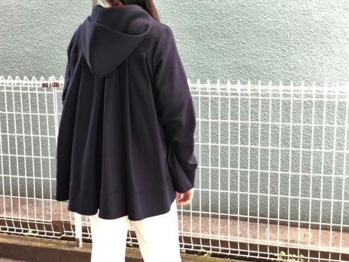 ヨリのタックフレアジップパーカー