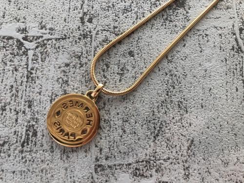 エルメスのサークルプレートネックレス