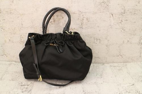 プラダのナイロンショルダーバッグ