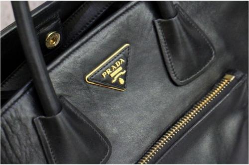 プラダのレザーショルダーバッグ
