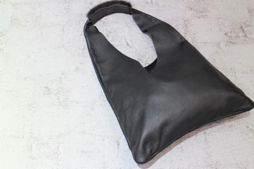 アローンのワンショルダーレザーバッグ