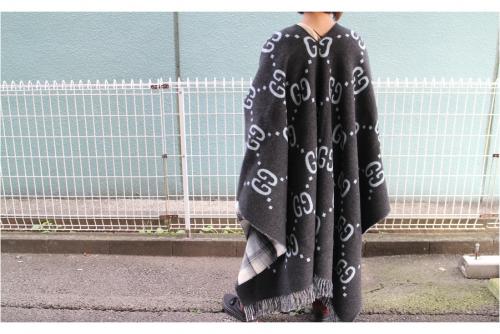 グッチのリバーシブルGGウールポンチョ
