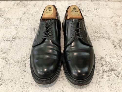 オールデンのコードバンプレーントゥシューズ