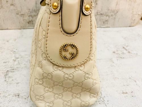 グッチのサイドロゴGG柄ハンドバッグ