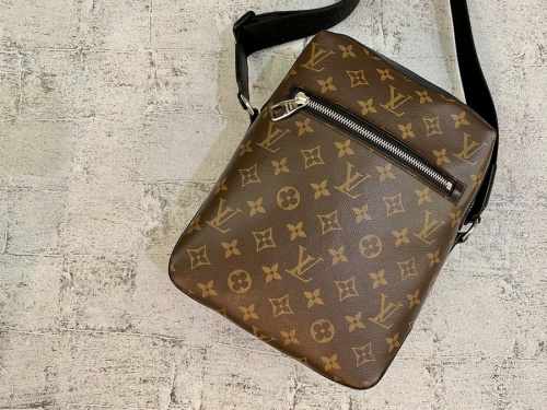 ラグジュアリーブランドのLOUIS VUITTON 　