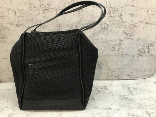 ラグジュアリーブランドのPLEATS PLEASE