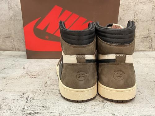 ナイキ × トラビス・スコットのハイカットスニーカー