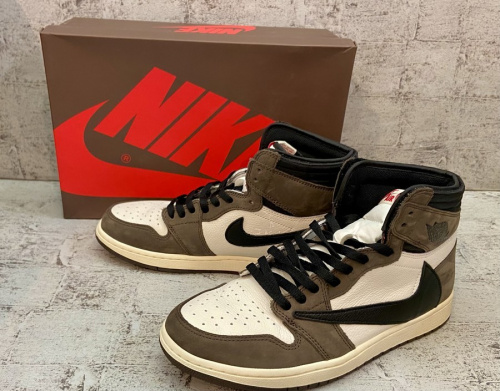 ストリートブランドのNIKE × TRAVIS SCOTT