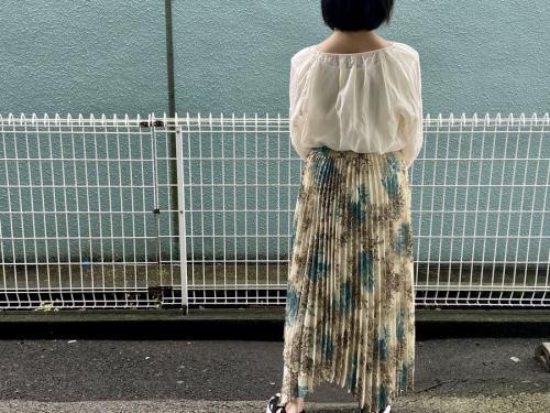 フレイアイディーのフラワープリントアシンメトリ―プリーツスカート