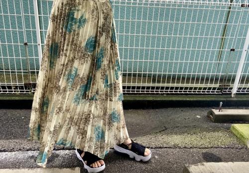 フラワープリントアシンメトリ―プリーツスカートのレディース