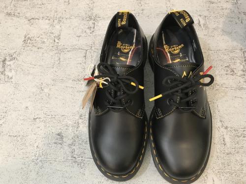 ドクターマーチン x ジャン ミシェル バスキアのペイント３ホールシューズ