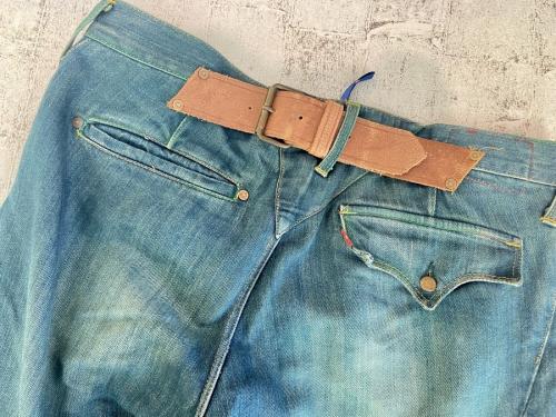 レッド立体裁断デニムパンツのメンズ