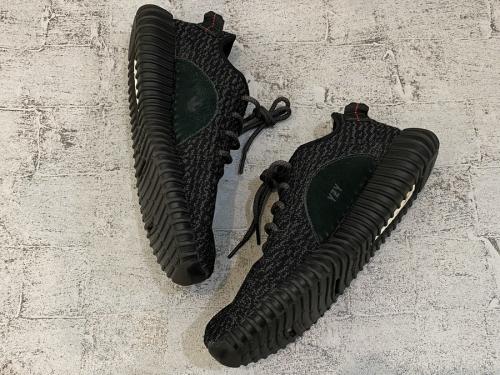 コラボスニーカーのYEEZY BOOST