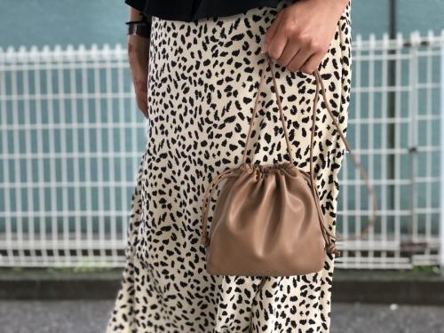 エスローの巾着ショルダーバッグ