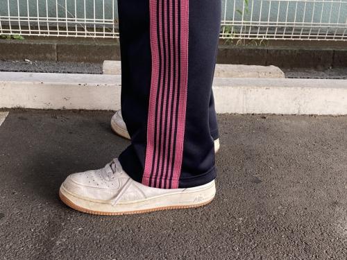 トラックパンツのジャージ