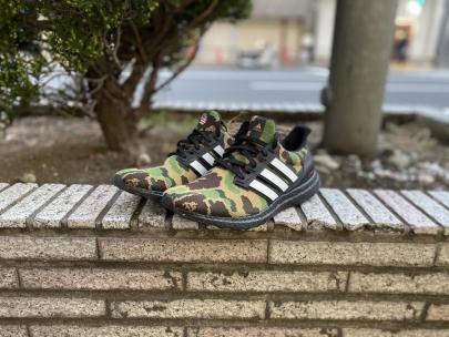 「スニーカーのadidas×A BATHING APE 」