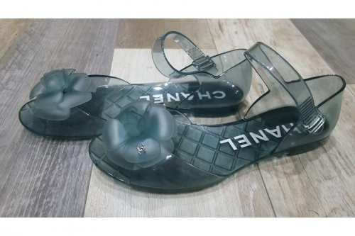 フラットシューズのラバーパンプス