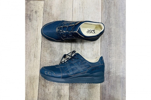 レアアイテムのasics