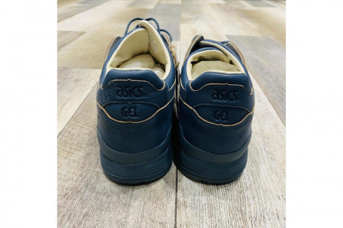 アシックスのスニーカー