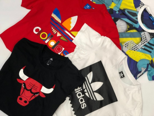 ストリートブランドのadidas