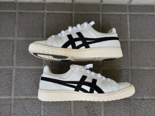 スニーカーのasics