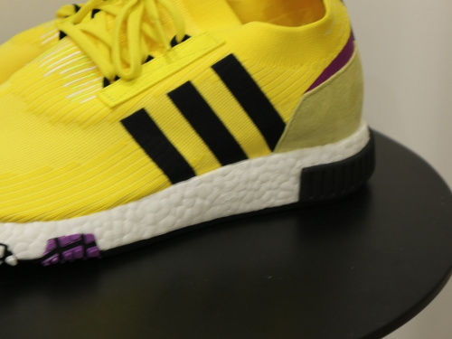 アディダスのスニーカー