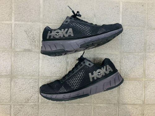 スニーカーのHOKAONEONE