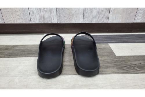 サンダルのスライドサンダル