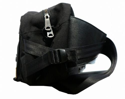 コンチョボタンのボディバッグ