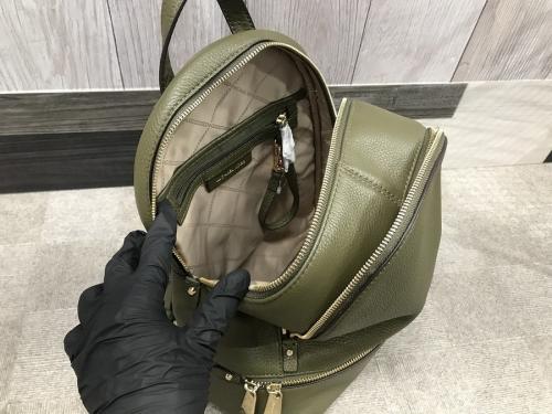 レザーリュックのバックパック