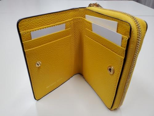 マイケルコースの2つ折り財布