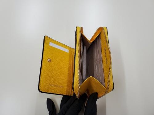 2つ折り財布のミディアムジップアラウンドスナップウォレット