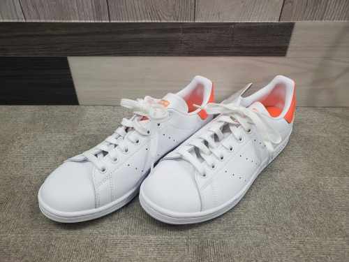 スニーカーのadidas