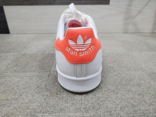 アディダスのスタンスミス