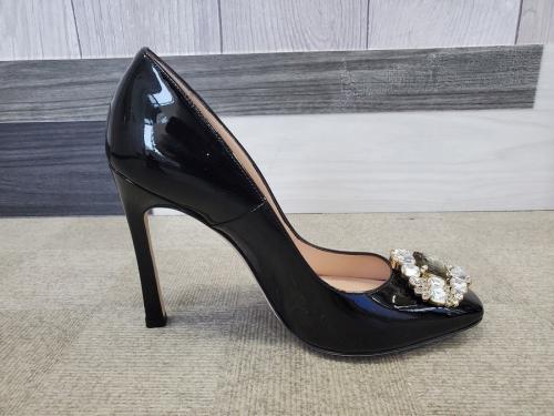 エナメルパンプスのビジューパンプス