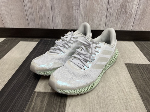 スニーカーのadidas