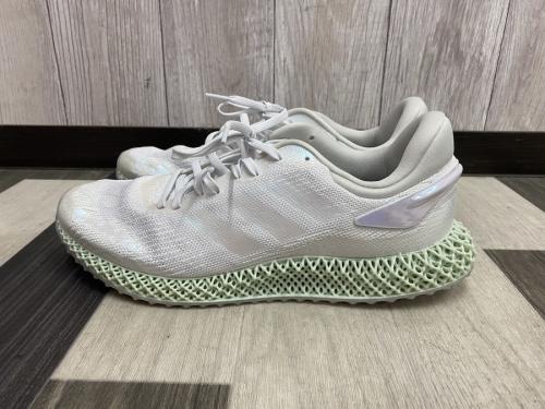 adidasのアディダス