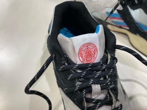 コラボスニーカー