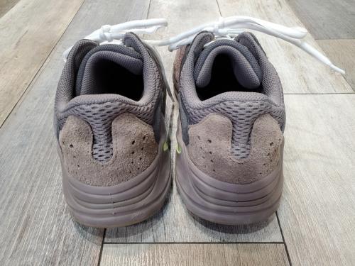 アディダスのYEEZY BOOST 700