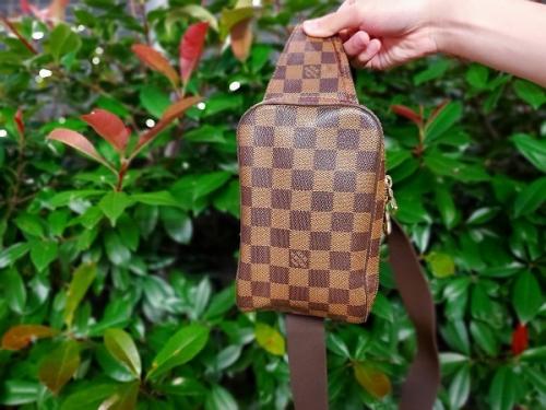ルイ ヴィトン　のボディーバッグ
