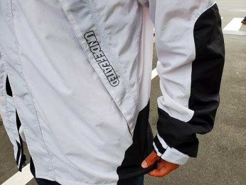 マウンテンパーカーのフーデッドジャケット