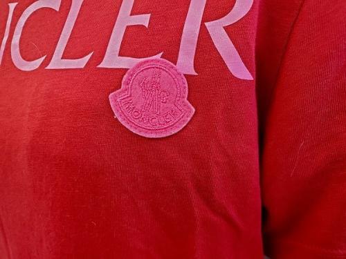 ロゴTシャツのプリントカットソー