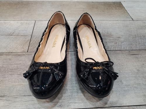 プラダのバレエシューズ