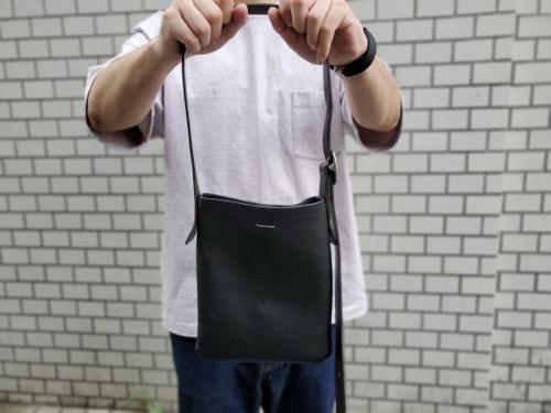 レザーショルダーバッグのスニーカー