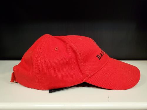 バレンシアガのキャップ