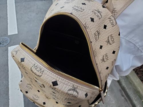 スタッズリュックのNeon Pink Stark Backpack