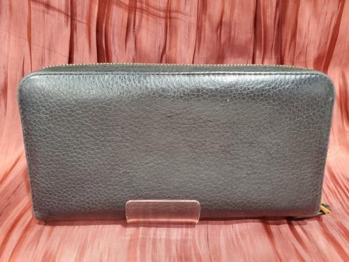 プラダの長財布