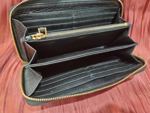 長財布のラウンドジップウォレット