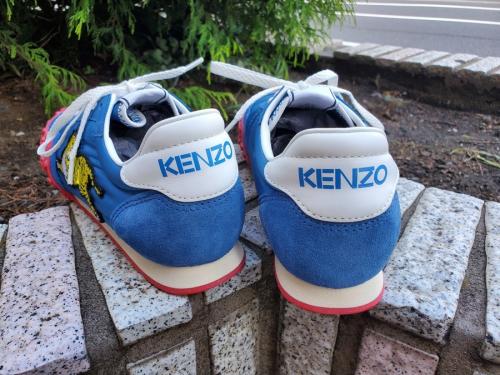 ローカットスニーカーの刺繍スニーカー