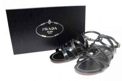 「レディースのＰＲＡＤＡ 」